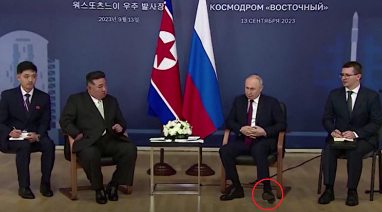 Az orosz elnök furcsa mozdulatokat tett a lábával, miközben Kim Dzsongunnal tárgyalt / Fotó: Metro.co.uk