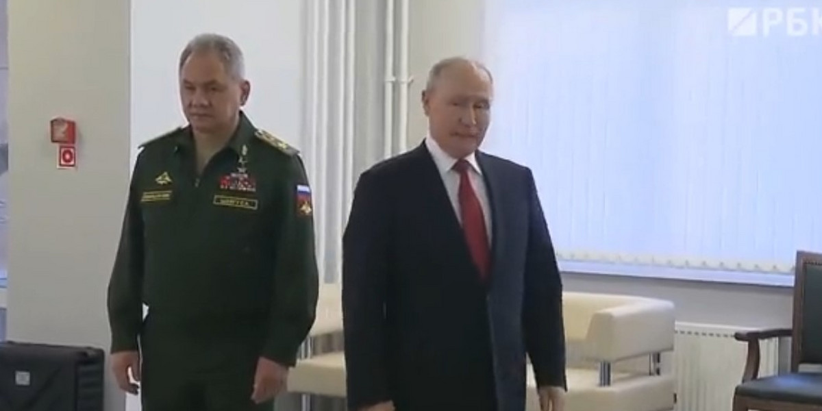 Siergiej Szojgu i Władimir Putin na spotkaniu z rosyjskimi weteranami