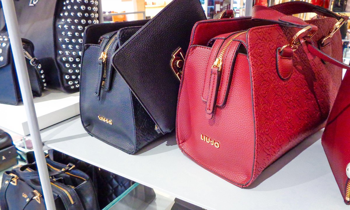 Torebka z lat 90. znów na topie. Błyskawicznie zdobyła status "it-bag"