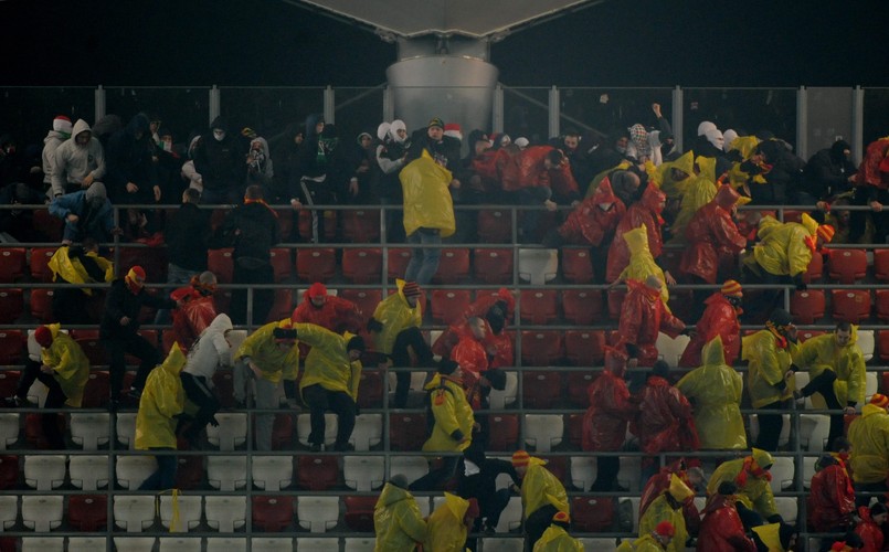 Bandyci na stadionie Legii pobili kibiców Jagiellonii. ZDJĘCIA