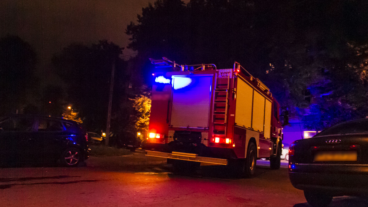 W nocnym pożarze w mieszkaniu w jednej z kamienic we Wschowie (Lubuskie) życie straciły dwie osoby. Nie było dużego ognia, ale spore zadymienie. Okoliczności tragedii wyjaśnia policja – poinformował oficer dyżurny lubuskiej Straży Pożarnej.