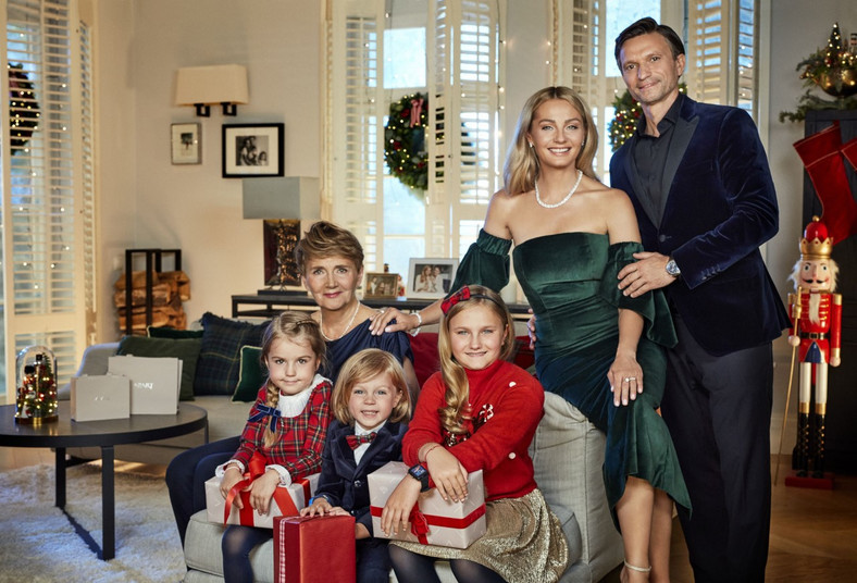 Małgorzata Socha z rodziną w świątecznej kampanii Apart