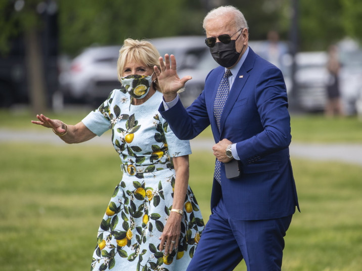 Jill i Joe Bidenowie w drodze na pokład samolotu...