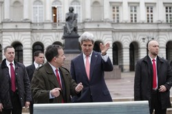 John Kerry w Warszawie. Spacerował, pił kawę, pozdrawiał dzieci...