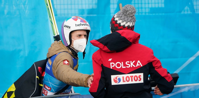 Piękne sceny w Innsbrucku. Kamil Stoch był załamany, nagle podszedł do niego Simon Ammann... [ZDJĘCIA]