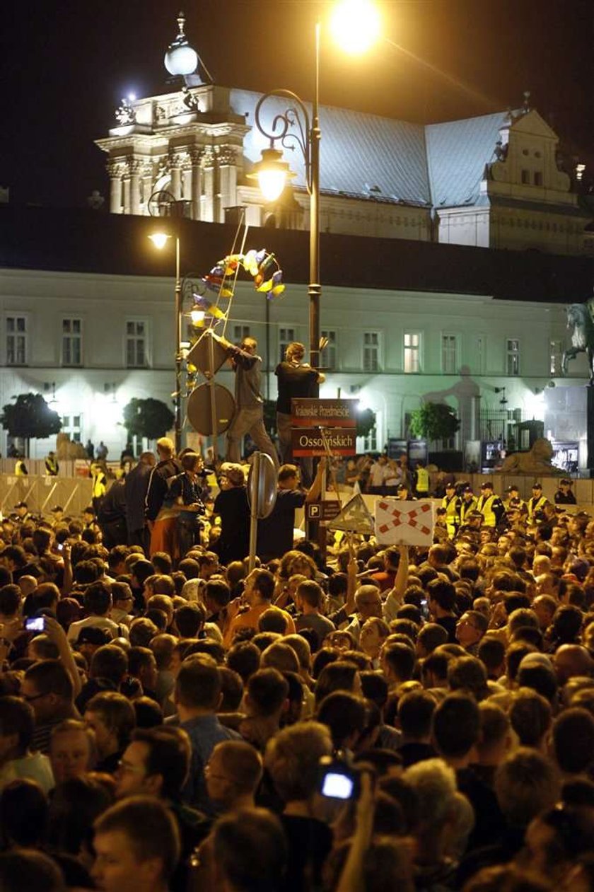 Piróg lansuje się przed krzyżem. FOTO