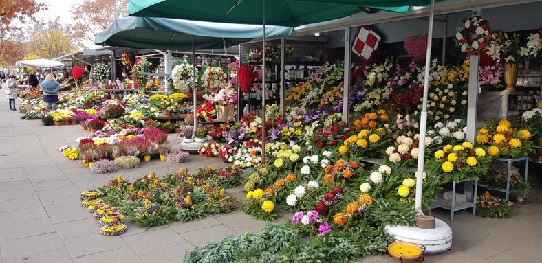 Stragany ze zniczami przy Starych Powązkach