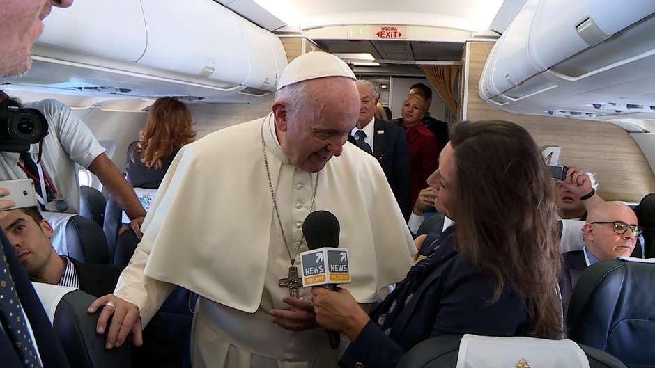 Urszula Rzepczak w samolocie z papieżem Franciszkiem