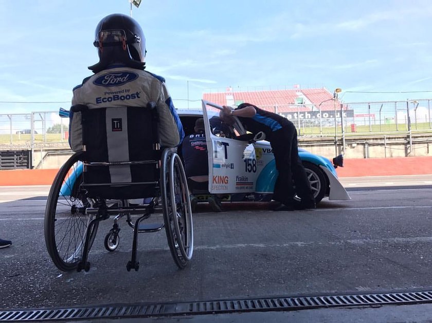 Billy Monger stracił nogi, ale wraca na tor. Niepełnosprawny kierowca