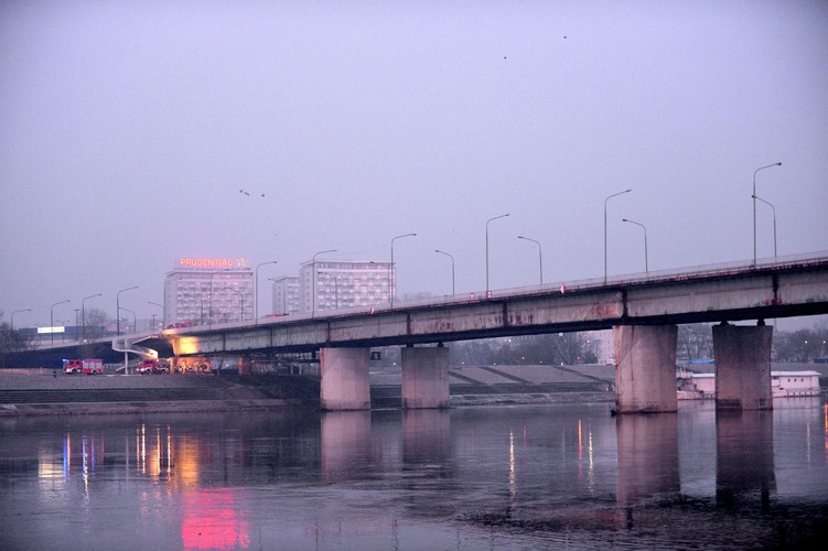 Most Łazienkowski ugaszony dopiero nad ranem
