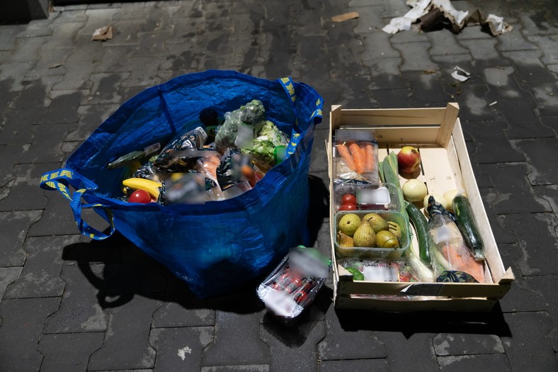 Torby pełne warzyw i owoców. Część z nich jeszcze oryginalnie zapakowana