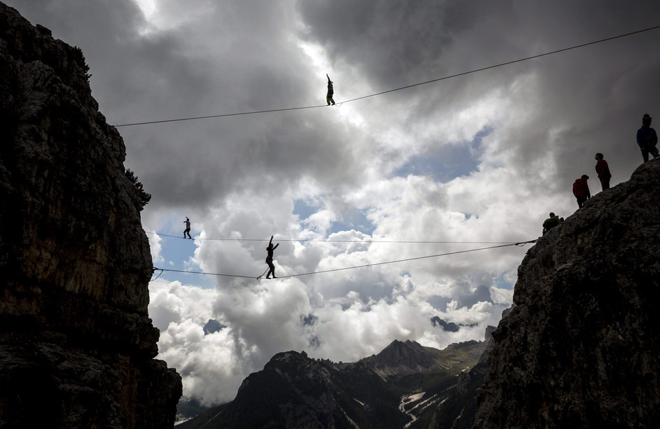 Miłośnicy highliningu chodzą na linach i śpią nad przepaścią w Alpach