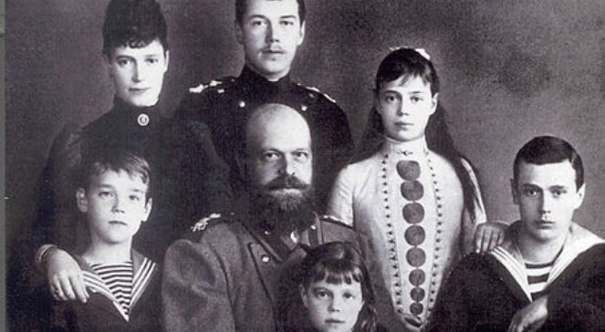 Rodzina Romanowów - w środku car Mikołaj II