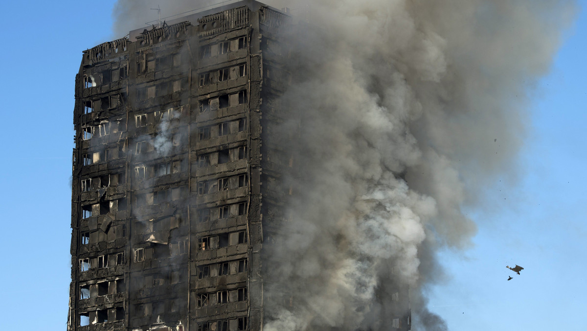 Do 17 wzrosła liczba ofiar śmiertelnych wczorajszego pożaru apartamentowca Grenfell Tower w zachodnim Londynie; 17 osób pozostaje w szpitalach w stanie krytycznym - poinformowały dziś służby ratunkowe. Zastrzeżono, że bilans ten najpewniej ulegnie zmianie.