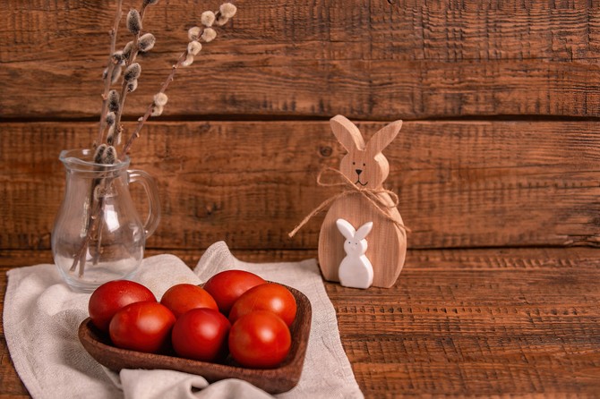 Farbanje jaja u lukovini je tradicija na našim prostorima