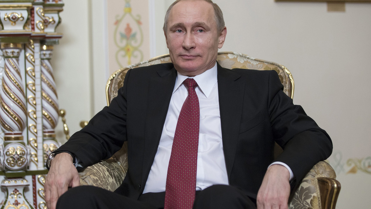 Prezydent Ukrainy Petro Poroszenko odrzucił przekazany mu w tym tygodniu przez prezydenta Rosji Władimira Putina plan deeskalacji sytuacji w Donbasie - poinformował rzecznik Kremla Dmitrij Pieskow. Rosyjskie MSZ podało, że stronie ukraińskiej przekazano godzinowy harmonogram wycofania ciężkiej broni. "Odpowiedź na posłanie Władimira Putina do dzisiaj nie nadeszła" - oświadczyło rosyjskie MSZ.