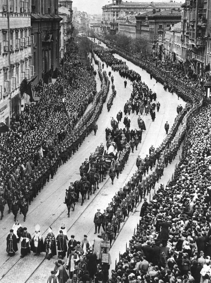 Marszałek zmarł 12 maja 1935 roku, dokładnie 9 lat po tym, jak rozpoczął zamach majowy. Przyczyną śmierci był nowotwór (prawdopodobnie rak żołądka z przerzutami na wątrobę). Ciałem od razu zajęli się lekarze, którzy usunęli mózg i serce (mózg Piłsudskiego poddano potem badaniom, a serce spoczęło na cmentarzu w Wilnie). Marszałek pisał w swojej ostatniej woli: Nie wiem czy nie zechcą mnie pochować na Wawelu. Niech! Niech tylko moje serce wtedy zamknięte schowają w Wilnie gdzie leżą moi żołnierze co w kwietniu 1919 roku mnie jako wodzowi Wilno jako prezent pod nogi rzucili. Na kamieniu czy nagrobku wyryć motto wybrane przez mnie dla życia: Gdy mogąc wybrać,wybrał zamiast domu Gniazdo na skałach orła, niechaj umie Spać, gdy źrenice czerwone od gromu I słychać jęk szatanów w sosen szumie Tak żyłem.