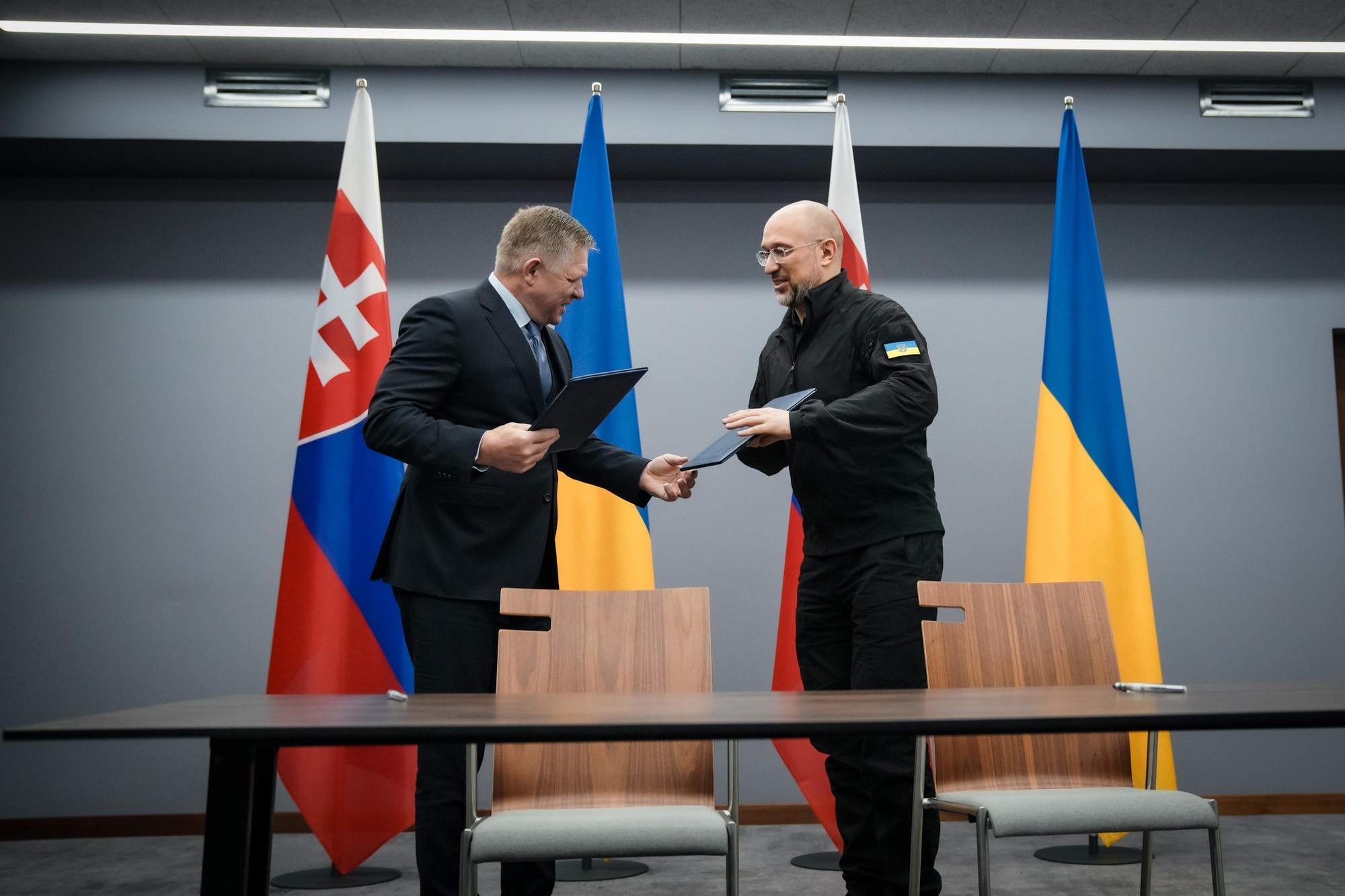 Predseda vlády SR Robert Fico sa stretol v Užhorode s ukrajinským premiérom Denysom Šmyhaľom.