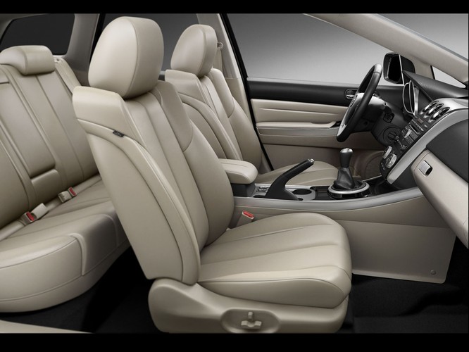 CX-7 w Polsce oferowana jest w dwóch poziomach wyposażenia: Exclusive i Sport