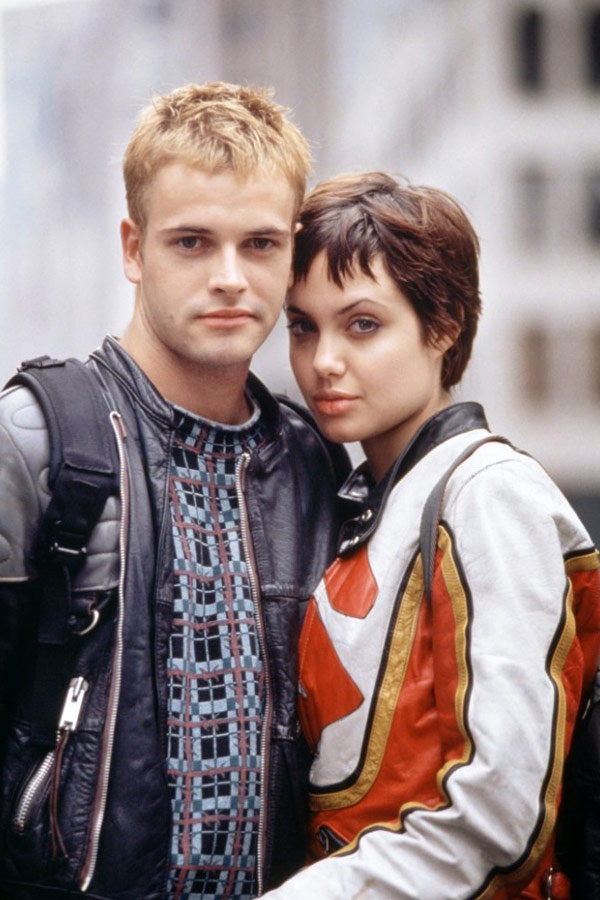 Jonny Lee Miller i Angelina Jolie w filmie "Hakerzy" w 1995 r.