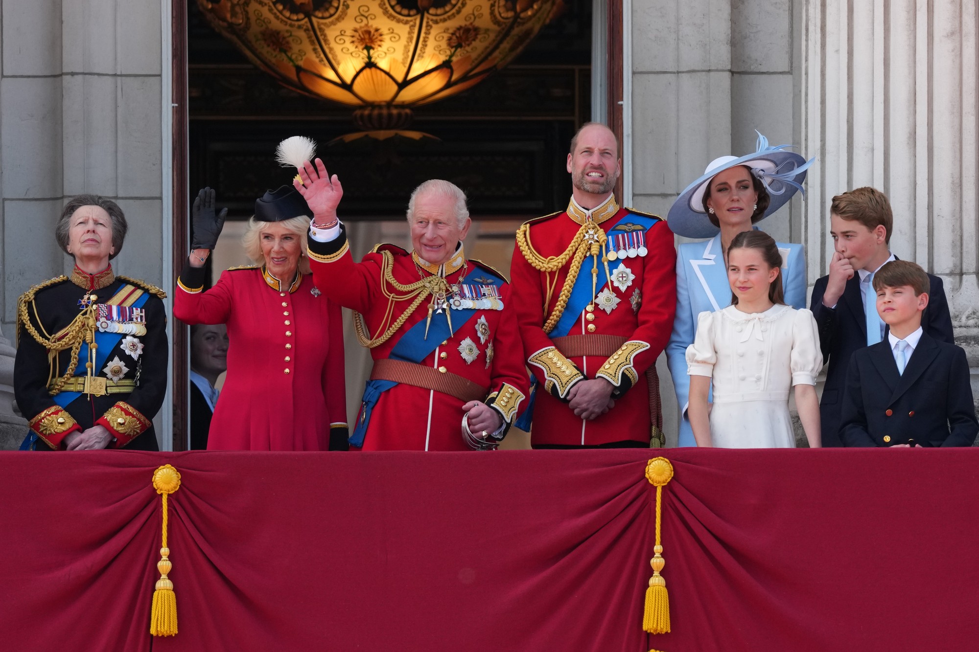 Vojenská prehliadka na počesť narodenín britského kráľa