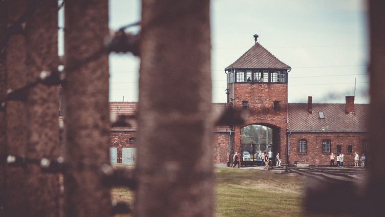 Holenderska turystka "hajlowała" przy bramie Auschwitz-Birkenau