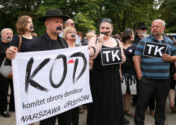 Czarny Protest Komitetu Obrony Demokracji. O godzinie 17.00 w wielu miastach, zarówno w Polsce, jak i za granicą, odbywają się manifestacje KOD przeciw rujnowaniu niezależności Trybunału Konstytucyjnego