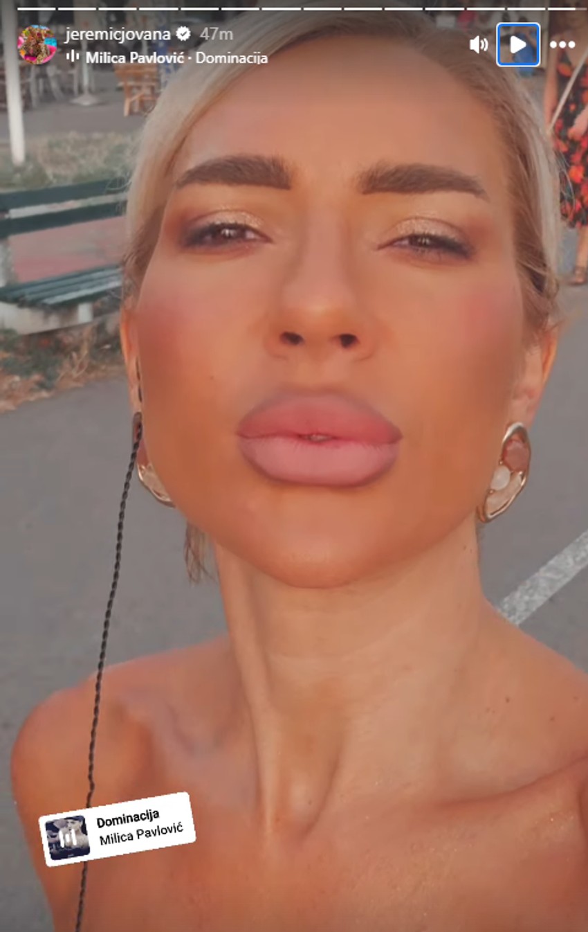 Jovana Jeremić u šortsu vozi rolere