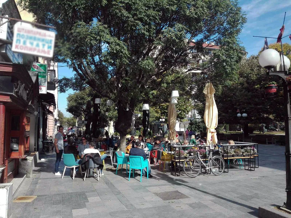 Čim zahladi, ljudi se iz bašta kafića presele u lokal, što ne bi bio problem kad bi se poštovala distanca i nosile maske