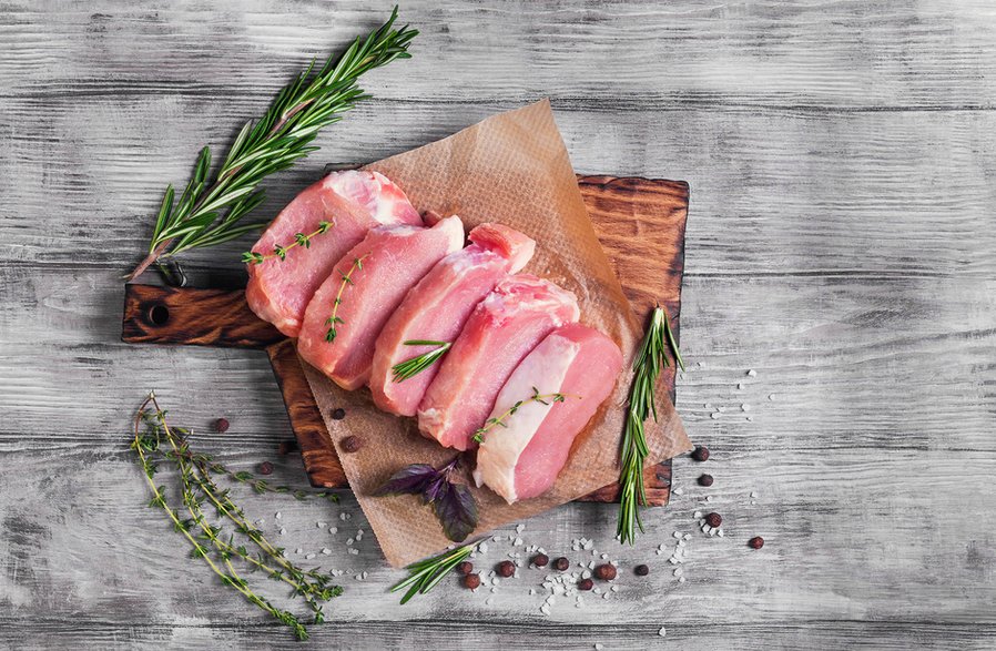 Kotlet schabowy przygotowywany jest z czerwonego mięsa, które zawiera więcej tłuszczu niż np. drób