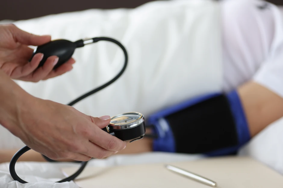 Krvni pritisak iznad 180/120 mm Hg je opasno visok i predstavlja hitno medicinsko stanje