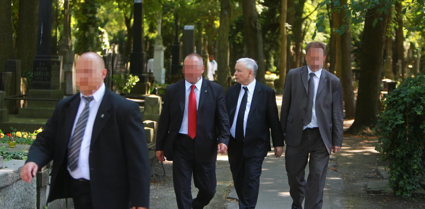 Jarosław Kaczyński na cmentarzu. Z jaką ochroną!
