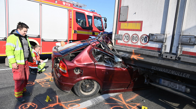 Feladta magát a pénteki halálos baleset okozó sofőr, aki a tragikus ütközés után lelépett a helyszínről. / Fotó: MTI/Mihádák Zoltán