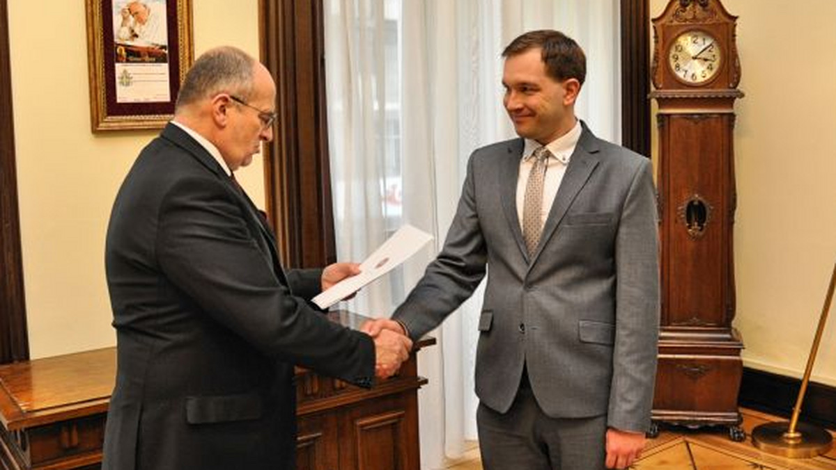 Piotr Cieplucha, który był asystentem Zbigniewa Ziobry gdy ten zasiadał w europarlamenciem, został dziś nowym dyrektorem Wydziału Rodziny i Polityki Społecznej łódzkiego urzędu wojewódzkiego.