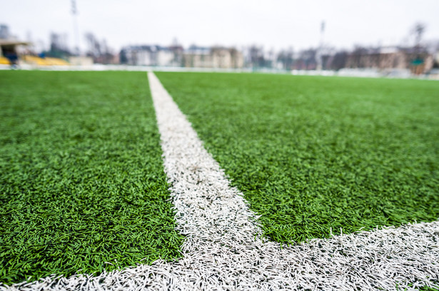 Murawa na dwóch stadionach nie nadaje się do gry