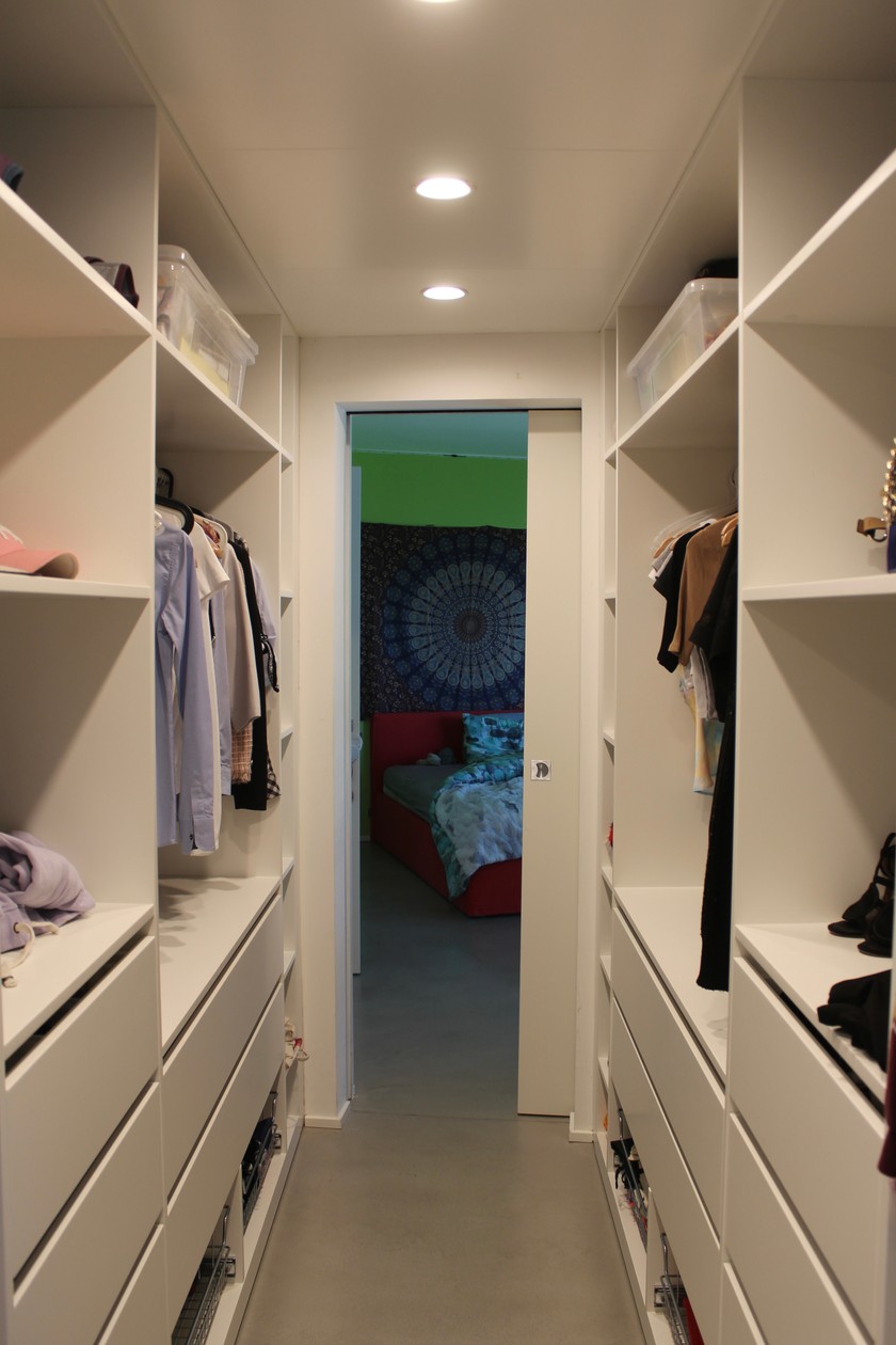 Die Zimmer der beiden Töchter sind durch einen begehbaren Kleiderschrank …