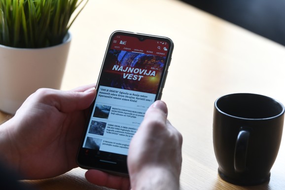 REVOLUCIJA NA GUGLU Više ne odlučuje samo algoritam: Evo kako da podesite da vam Blic uvek bude na prvom mestu!