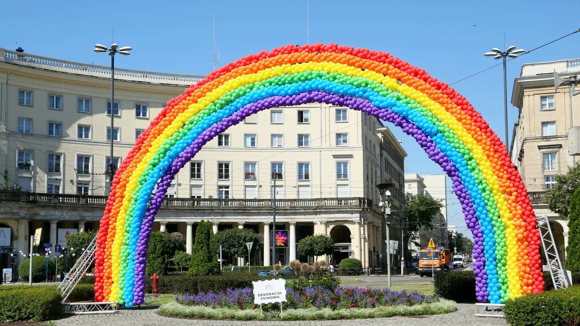 Tęcza wróciła na pl. Zbawiciela. Posłuży do filmu, o którym mówi się coraz więcej