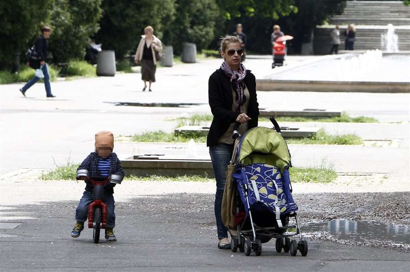 Schejbal uczy syna jeździć na rowerku. FOTO