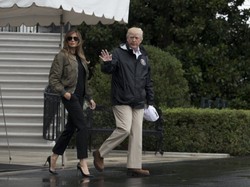 Taka wpadka u Melanii Trump?! Nie do wiary, w jakich butach poleciała wizytować tereny zniszczone przez huragan. FOTO