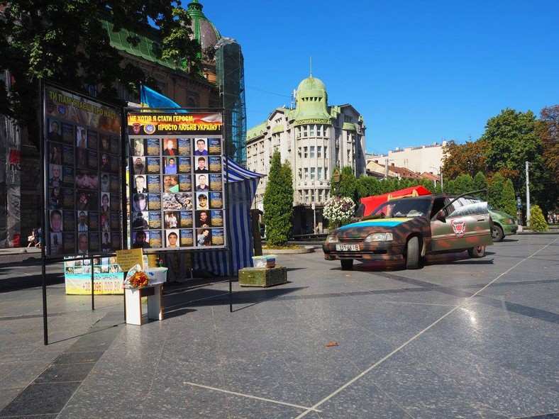 Banderomobil w centrum Lwowa, obok stoiska zachęcającego do zaciągnięcia się do armii ukraińskiej i do Prawego Sektora