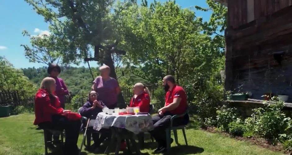 Baka Milanka sa ćerkama i ekipom Crvenog krsta Čačak