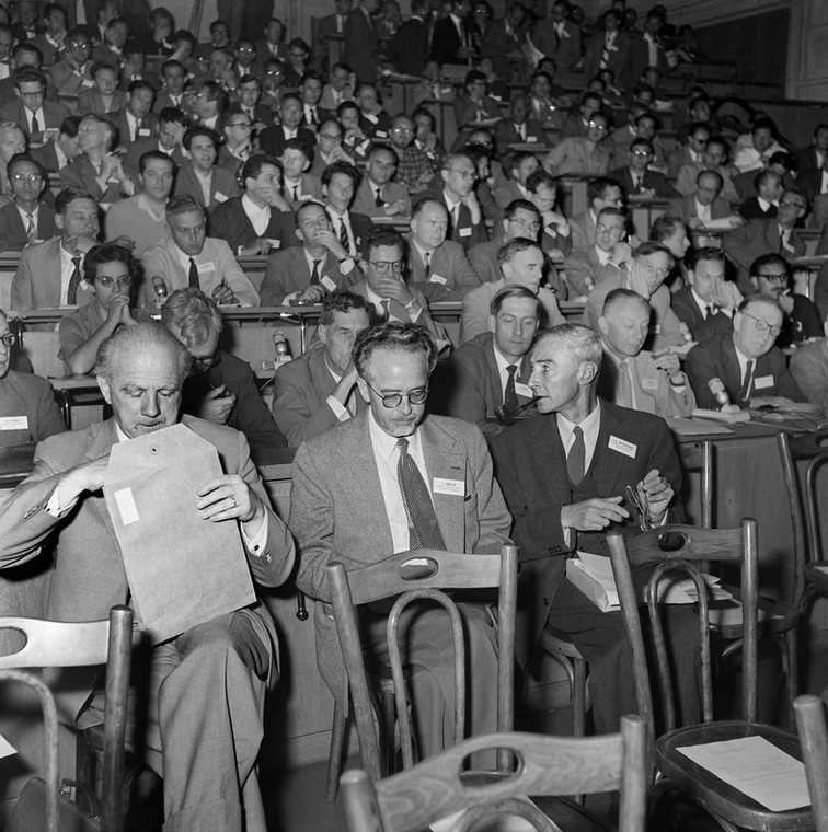 Konferencja CERN dla fizyków atomowych 30 czerwca 1958 r. w Genewie w Szwajcarii. Pierwszy rząd od lewej do prawej: W. Heisenberg, Niemcy, C. Moeller, Dania, Robert J. Oppenheimer, USA.