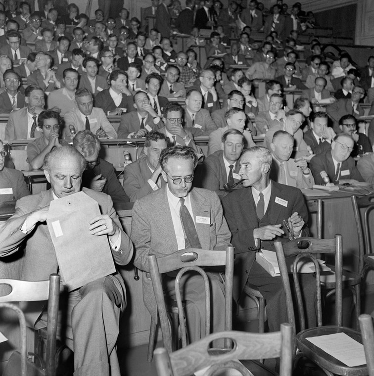 Konferencja CERN dla fizyków atomowych 30 czerwca 1958 r. w Genewie w Szwajcarii. Pierwszy rząd od lewej do prawej: W. Heisenberg, Niemcy, C. Moeller, Dania, Robert J. Oppenheimer, USA.