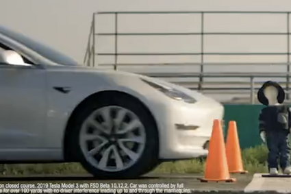 Tesla rozjeżdża manekina imitującego dziecko. Kierowcy testują, czy mogą ufać swoim autom