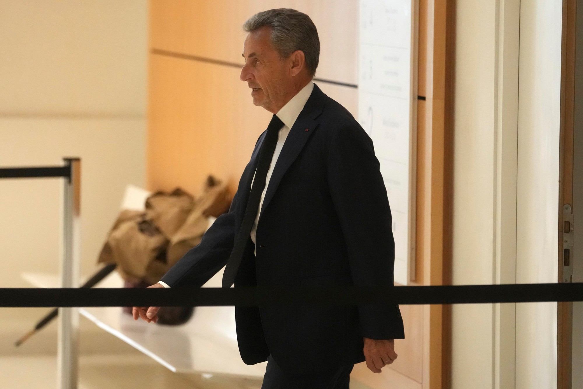 Bývalý francúzsky prezident Nicolas Sarkozy prichádza do súdnej siene.