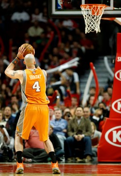 Liga NBA: Sensacyjna wygrana Phoenix Suns. Siedem punktów Gortata