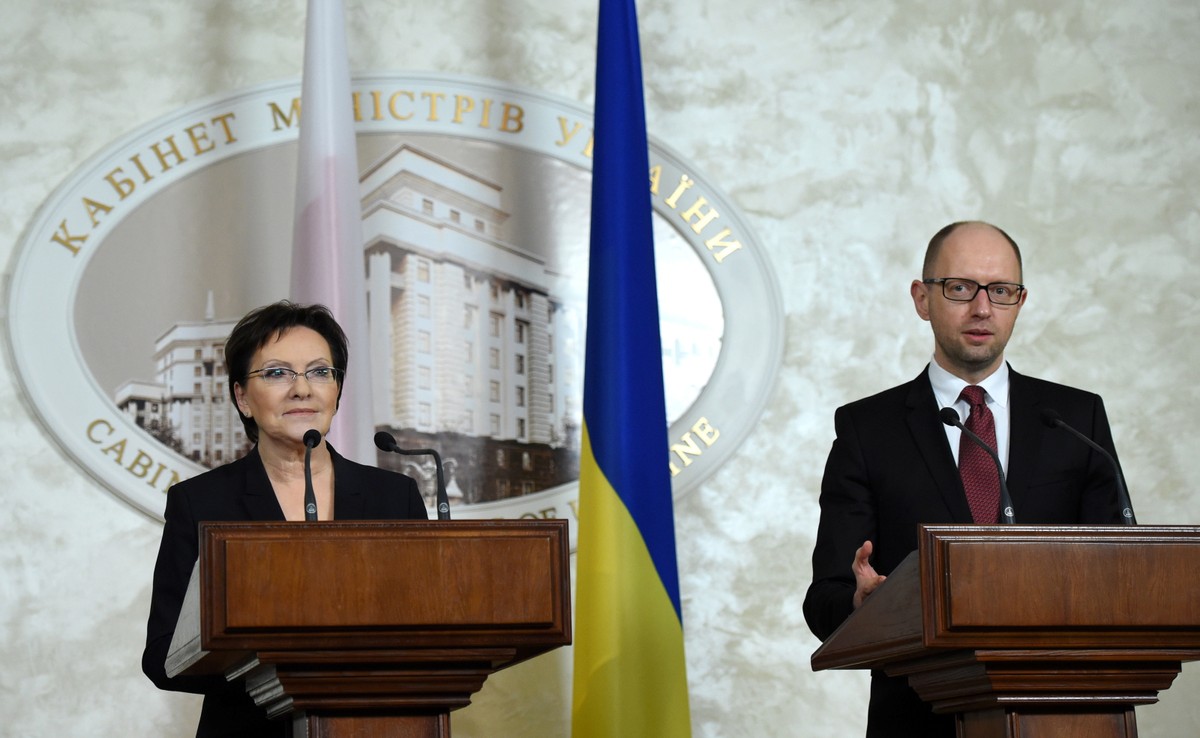 Premier Ewa Kopacz (L) i premier Ukrainy Arsenij Jaceniuk (P) podczas konferencji prasowej po rozmowach plenarnych, 19 bm. w Kijowie. PAP/Radek Pietruszka