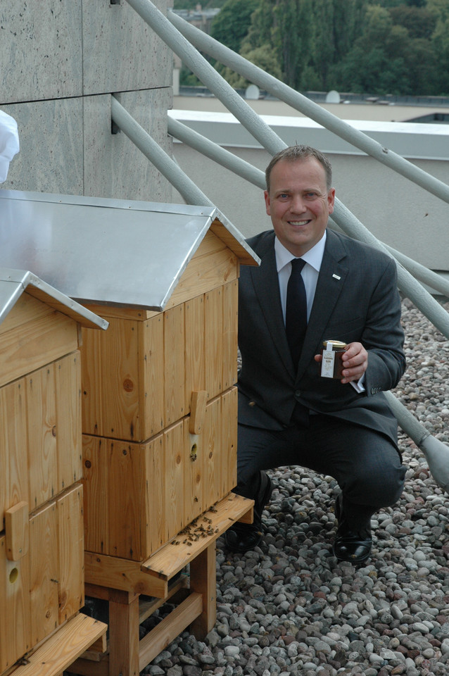 Pasieka na dachu hotelu i jej pomysłodawca – Heddo Siebs, dyrektor hotelu Hyatt. Fot. Piotr Halicki/Onet.