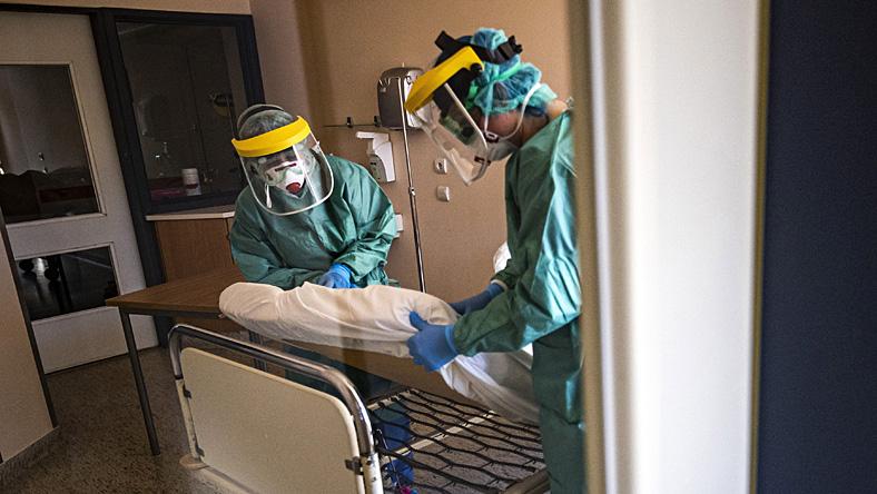 Védőfelszerelést viselő nővérek a koronavírussal érintett új betegek fogadására kialakított egyik osztályon a fővárosi Szent László Kórházban 2020. március 16-án.MTI/Szigetváry Zsolt 